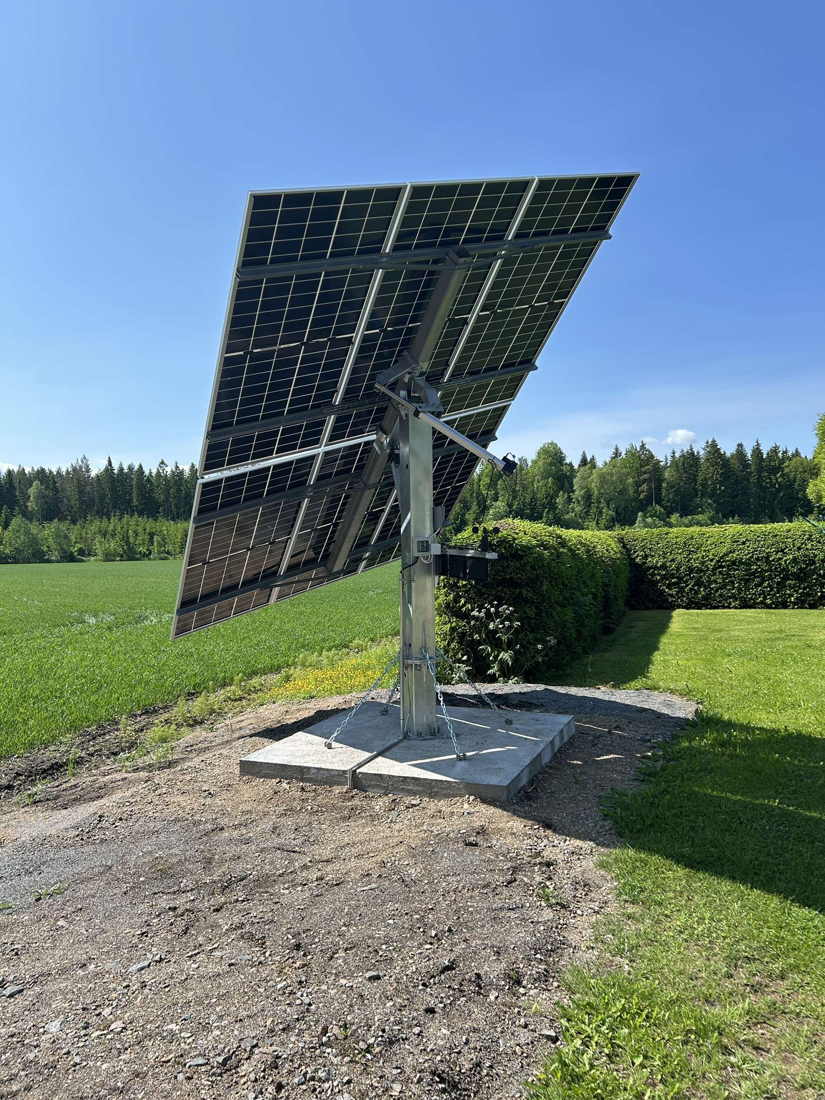 Aurinkosähköjärjestelmä suunnattuna aurinkoon