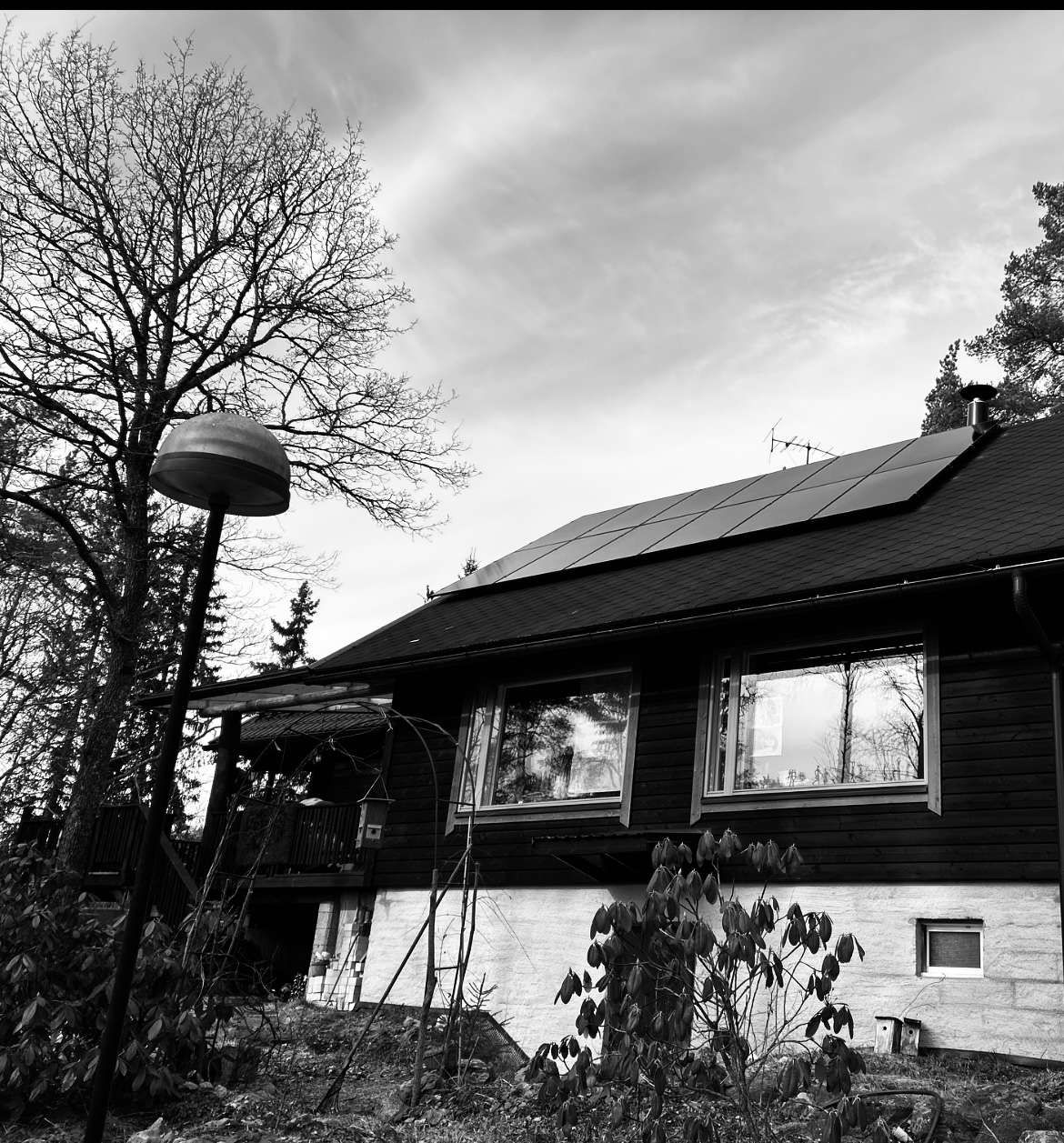Aurinkosähköjärjestelmän asennus työmaalla